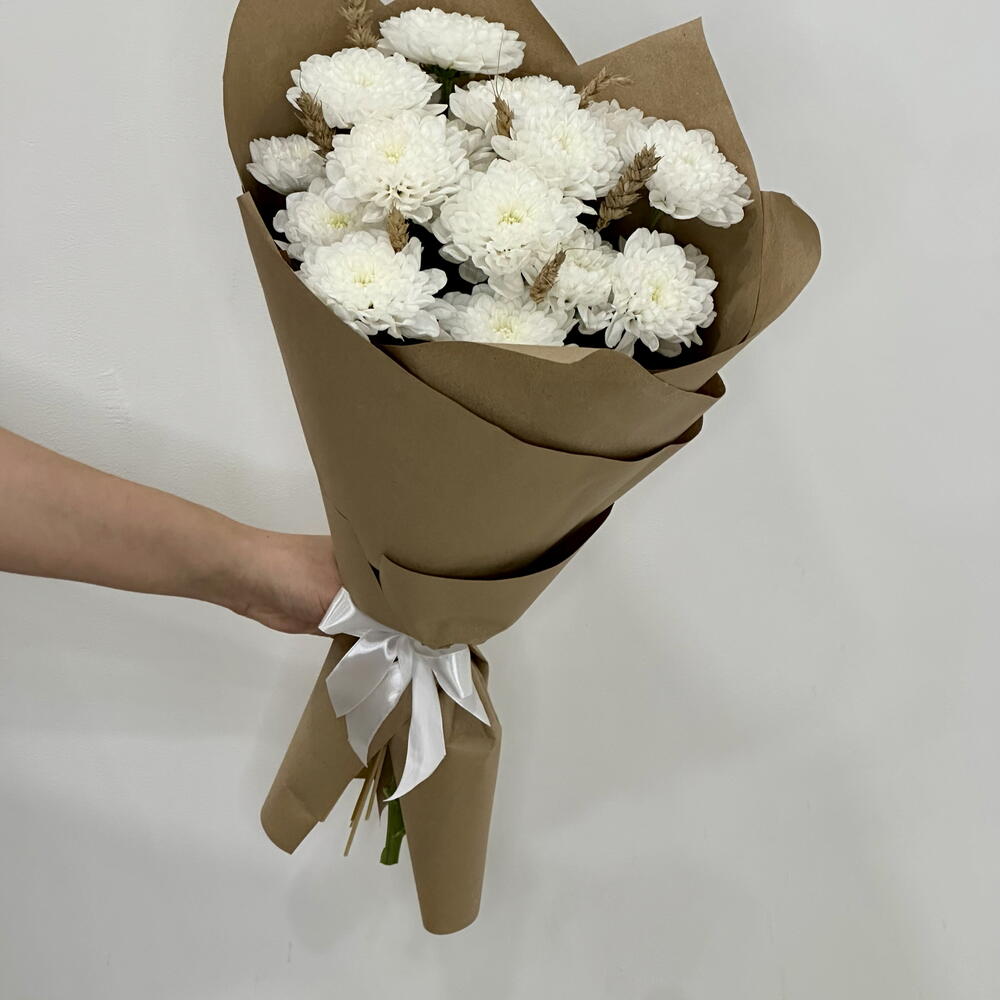 Букет-комплимент с белой кустовой хризантемой в крафте