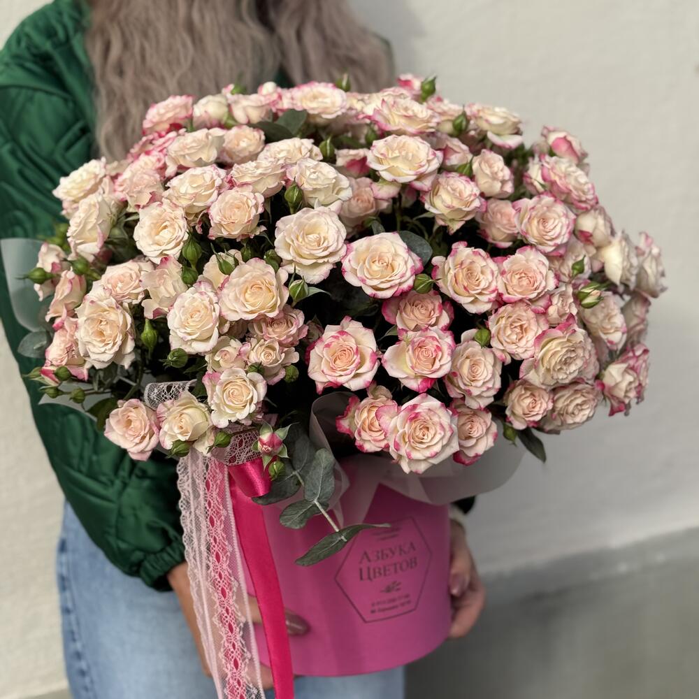 Кустовые розы в коробке