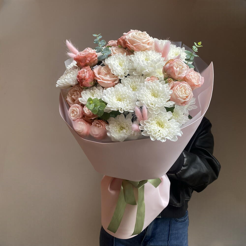 Букет «Для самой нежной» из кустовых пионовидных роз и хризантем 🌸