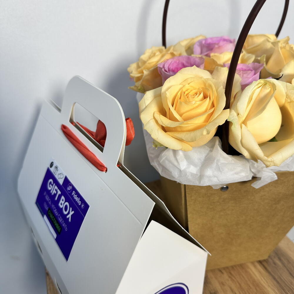 Royal Bloom Box — таңдау бойынша макарондар, голландиялық раушан себеті, сыйлық жиынтығы, гүлдер мен десерттер, тәтті бокс, оған арналған сыйлық