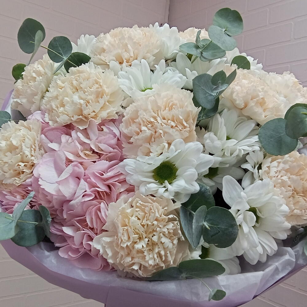 Букет из гортензиии, кустовой хризантемы, диантуса