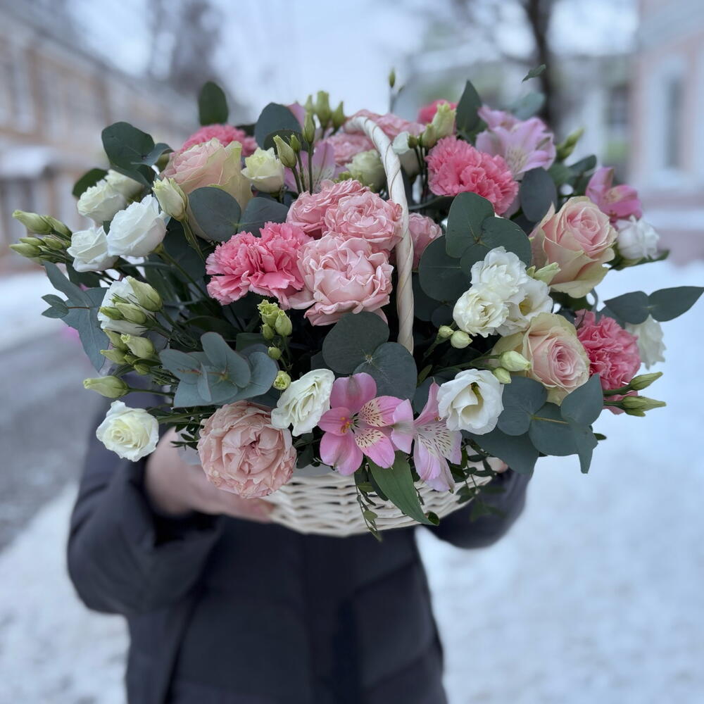 Корзина с цветами «От всей души» из кустовых пионовидных роз, эустом, роз, альстромерий, эвкалипта и диантусов