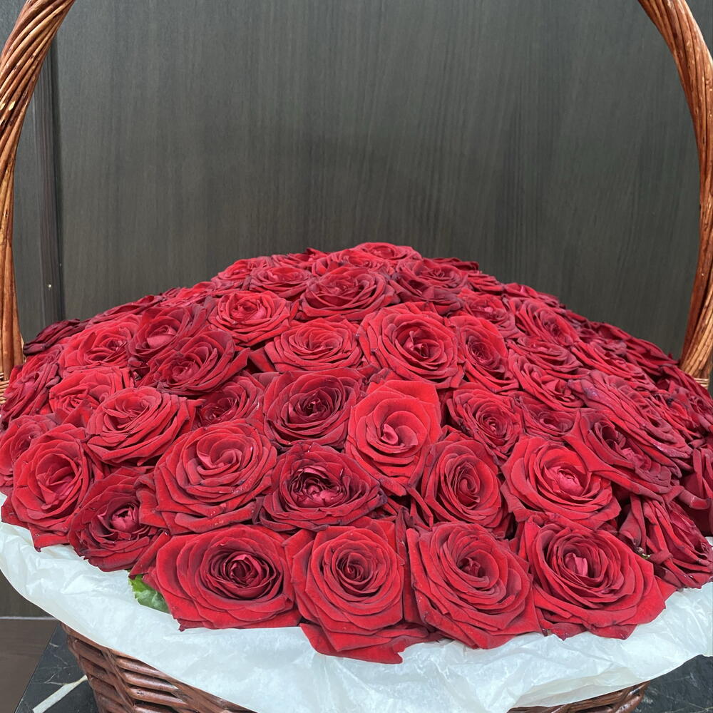 Букет из 101 розы в корзине