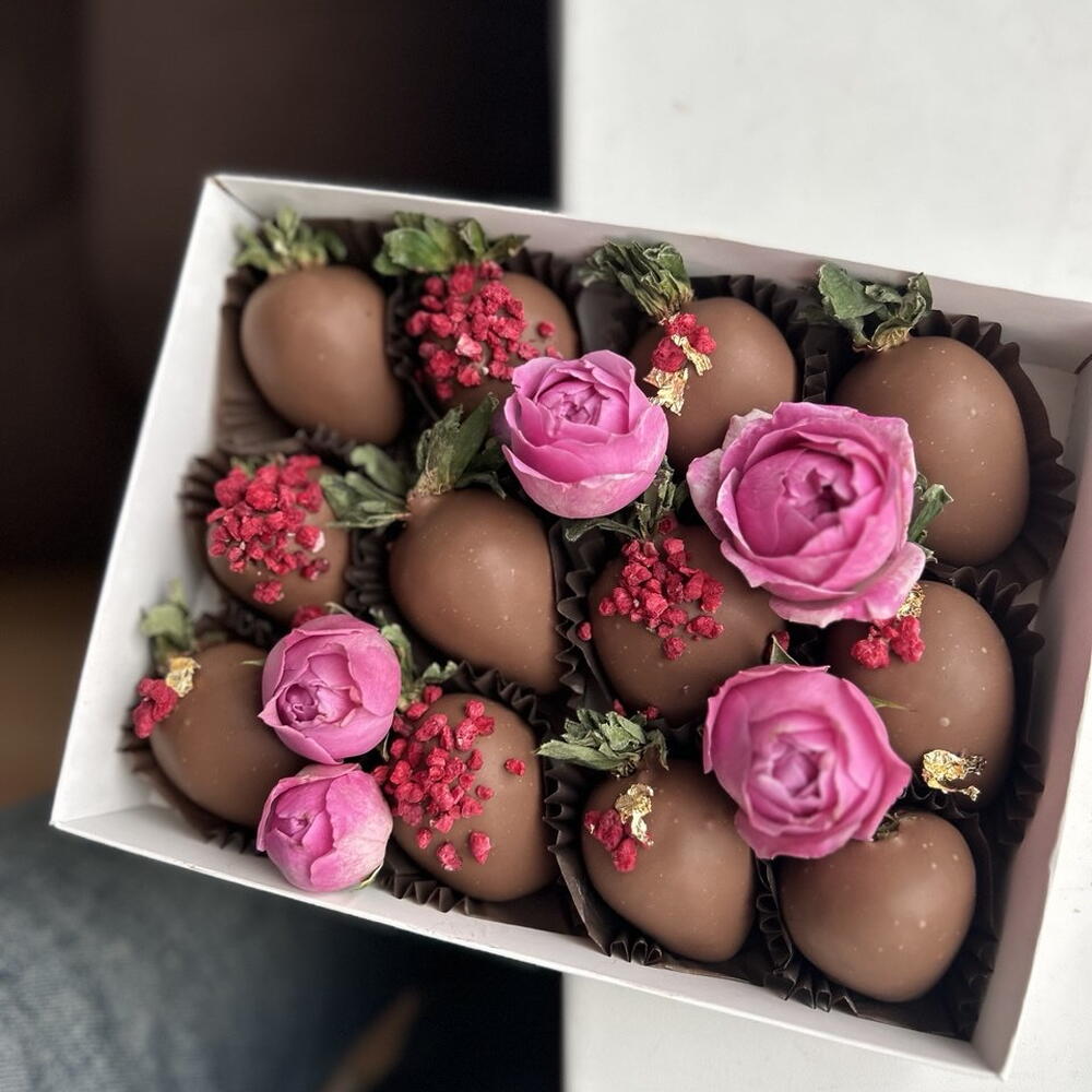 Клубника в шоколаде с розами