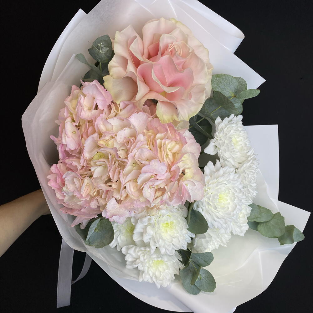 Нежный букет с гортензией и французской розой в пастельных тонах🌸