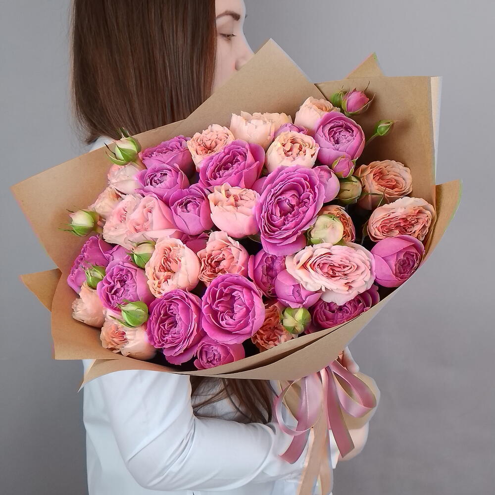 Букет из пионовидных кустовых роз 💕