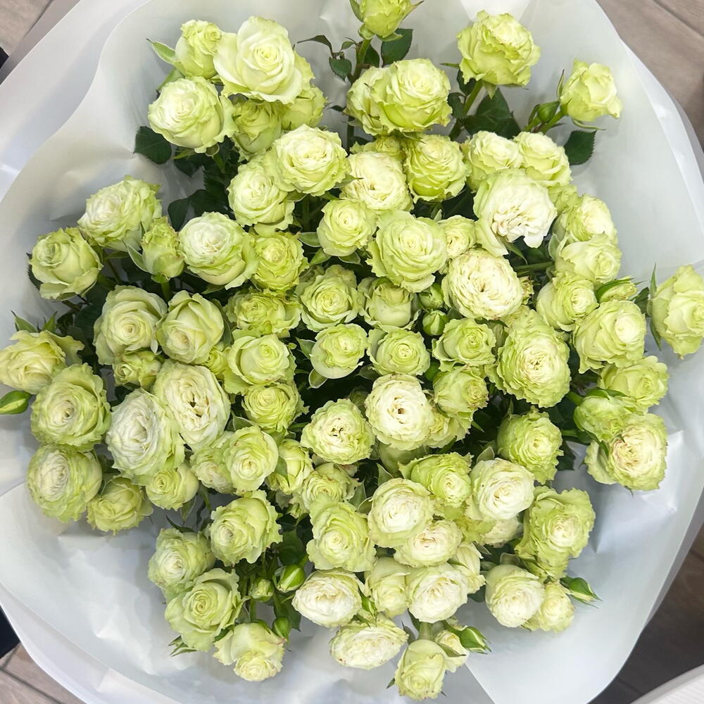 Bouquet of white spray roses