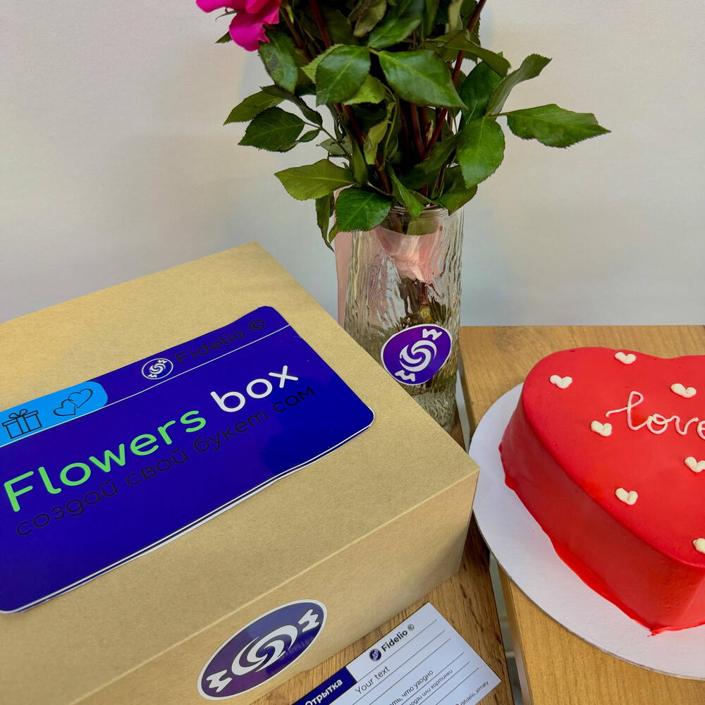 «Flowers box» подарочный бокс с цветами и красивым тортиком