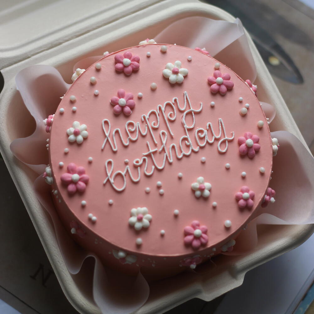 Дофаминовый бенто-торт для именинницы Happy birthday с цветочками