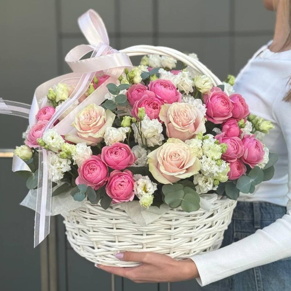 Корзина Милой кокетке из пионовидные розы, розовые розы, эустомы и эвкалипта для мамы