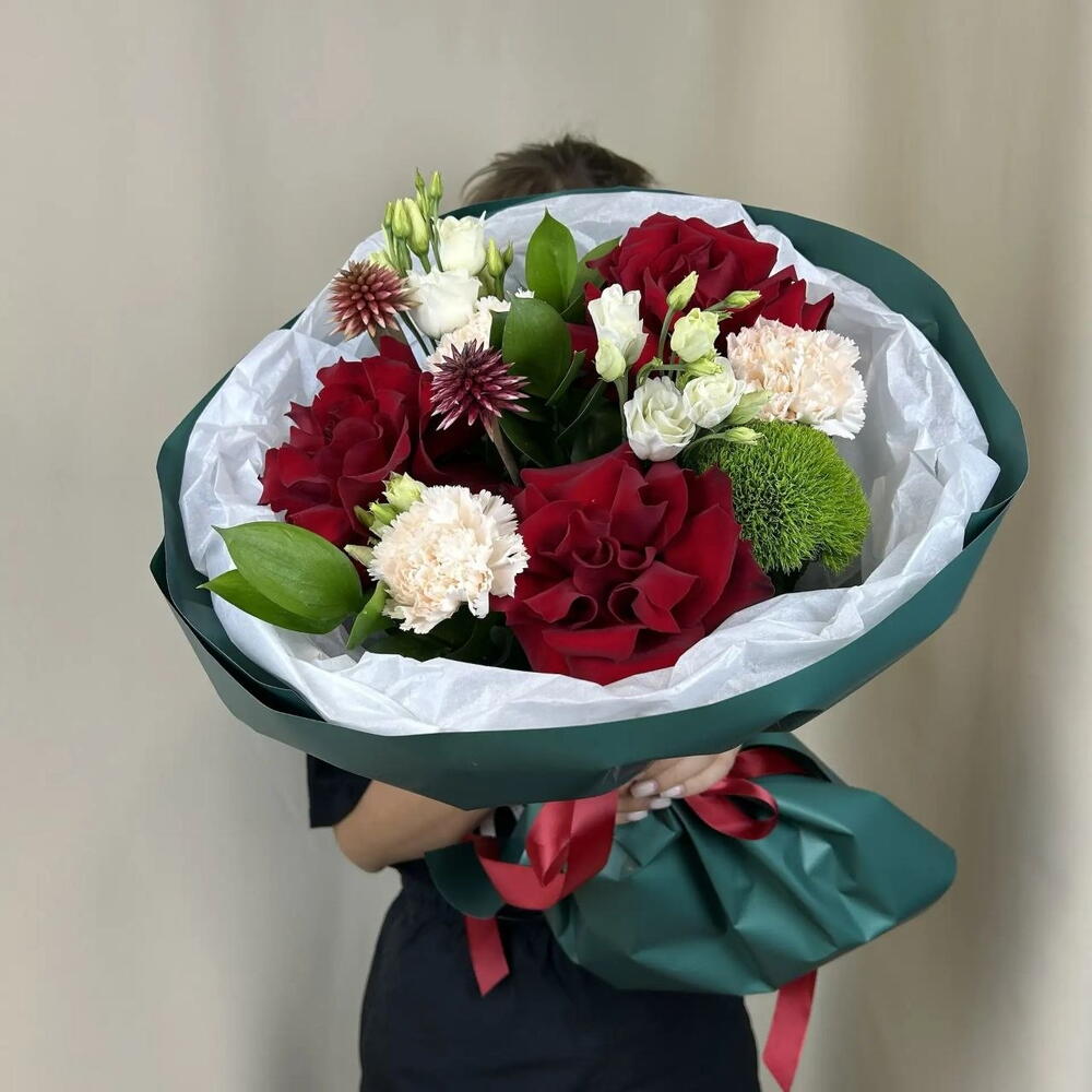 Букет из розы, диантусов и эустомы