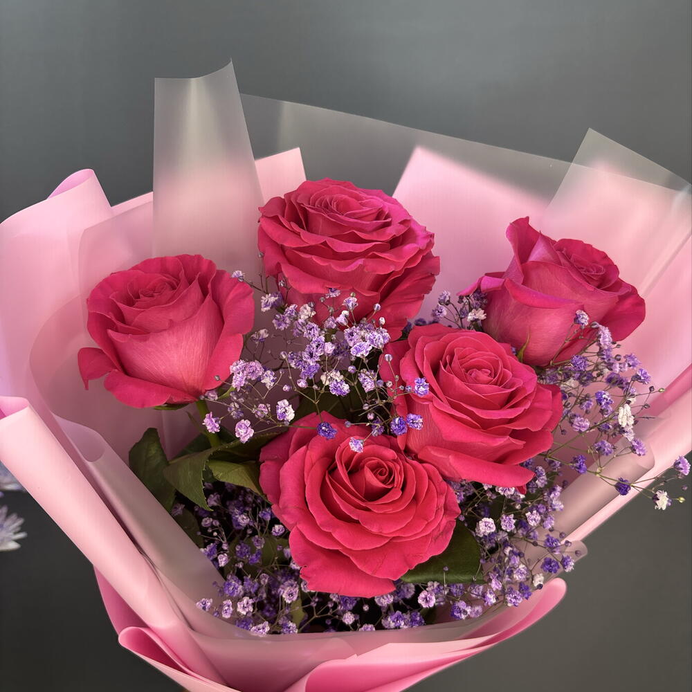 Букет ароматных малиновых роз с эвкалиптом🌸🩷🩷🩷🌸