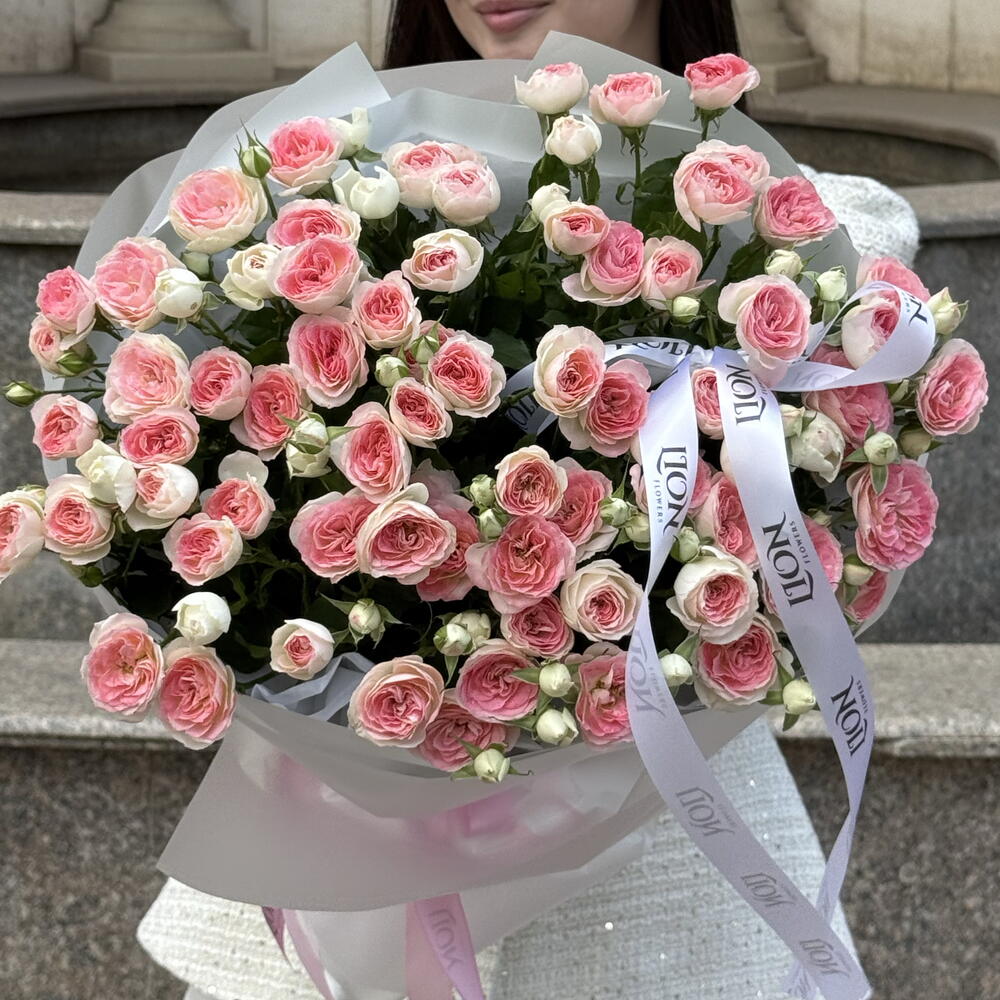 A bouquet of light-colored spray roses.