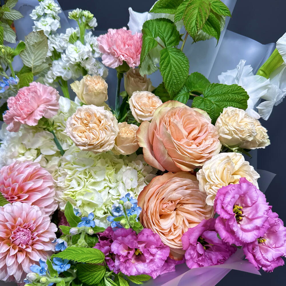 Букет с розовыми георгинами, розами и гладиолусами
