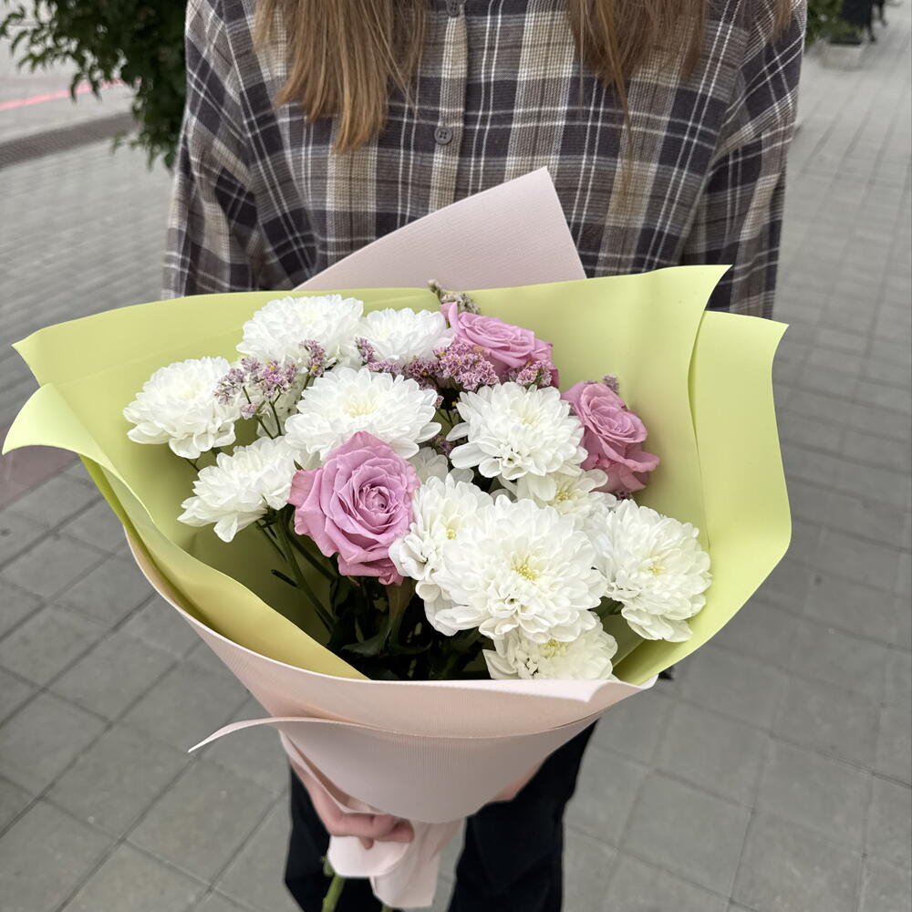 Букет из хризантем и роз