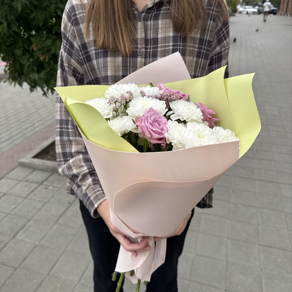 Букет из хризантем и роз