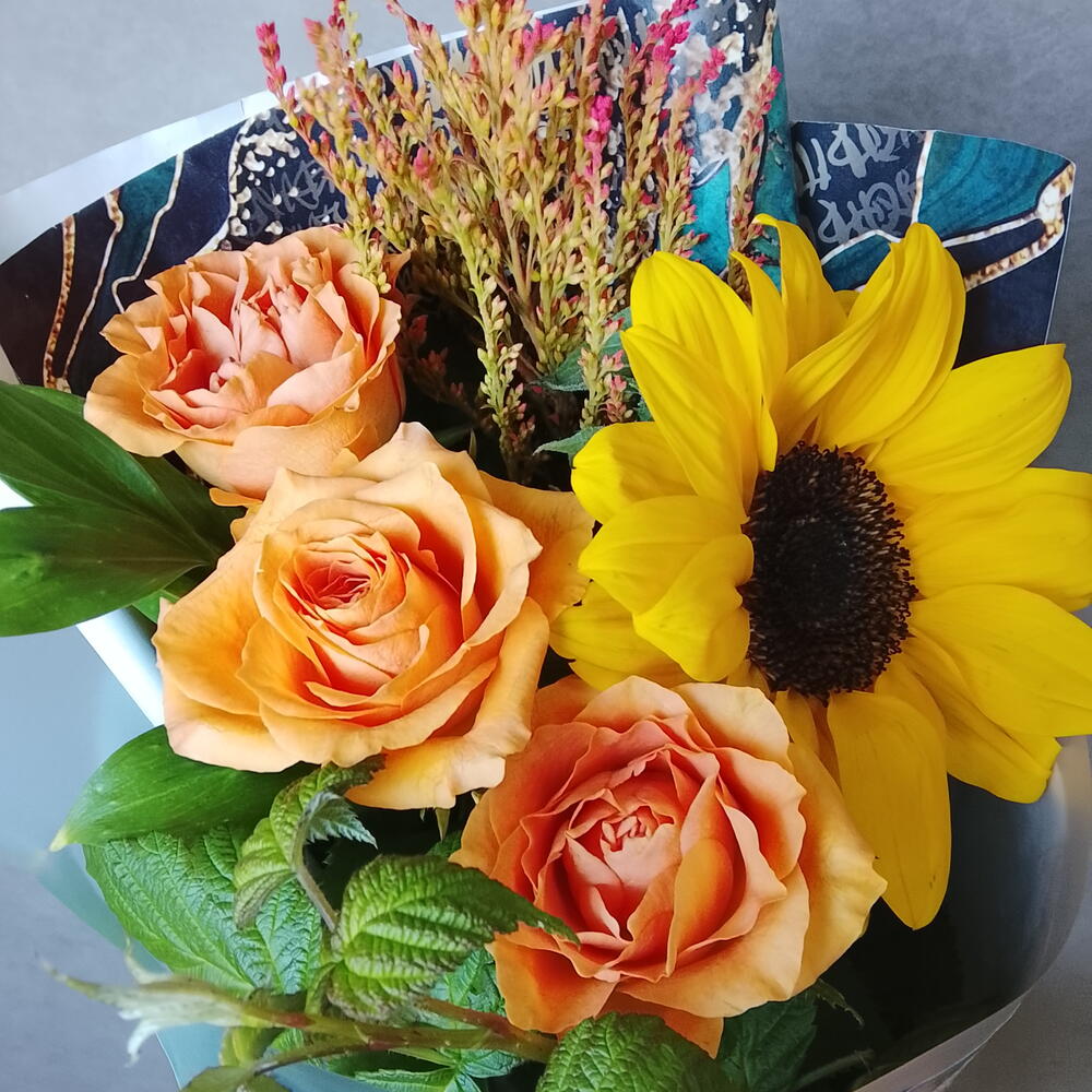 Подсолнух с розами🧡