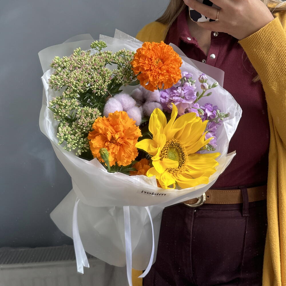 Букет с подсолнухом, бархатцами и маттиолой 🌻