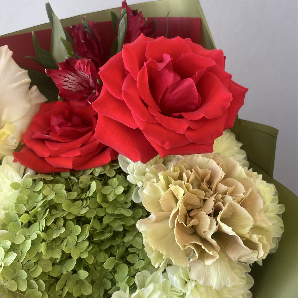 Лаймовый чизкейк 💚 яркий букет с алыми розами, диантусами, хризантемами, гладиолусом