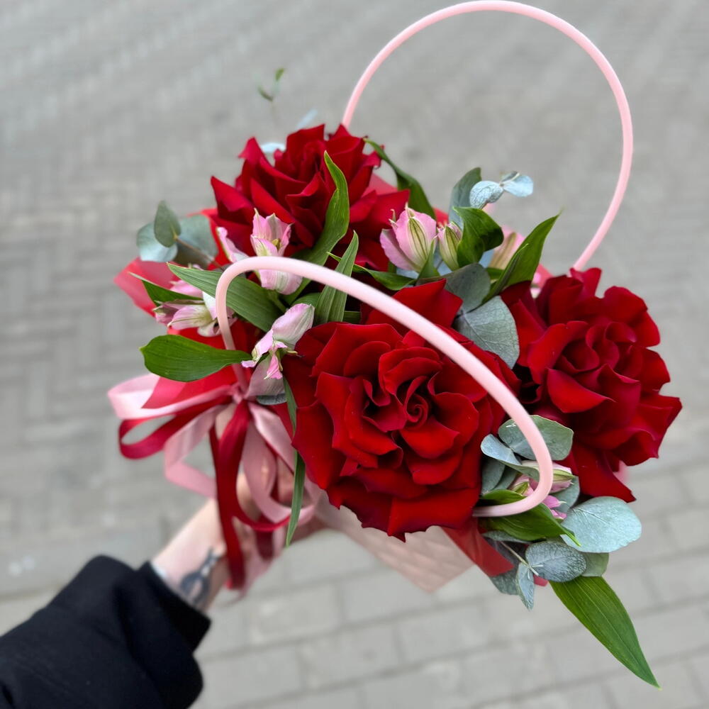 Французские розы и альстромерия