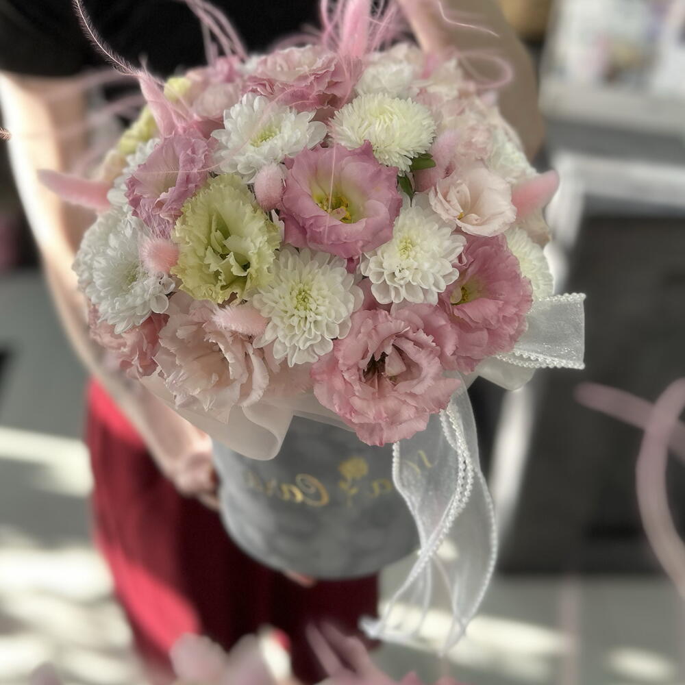 Композиция в цилиндре с эустомой и хризантемой и лагуруса 🌸