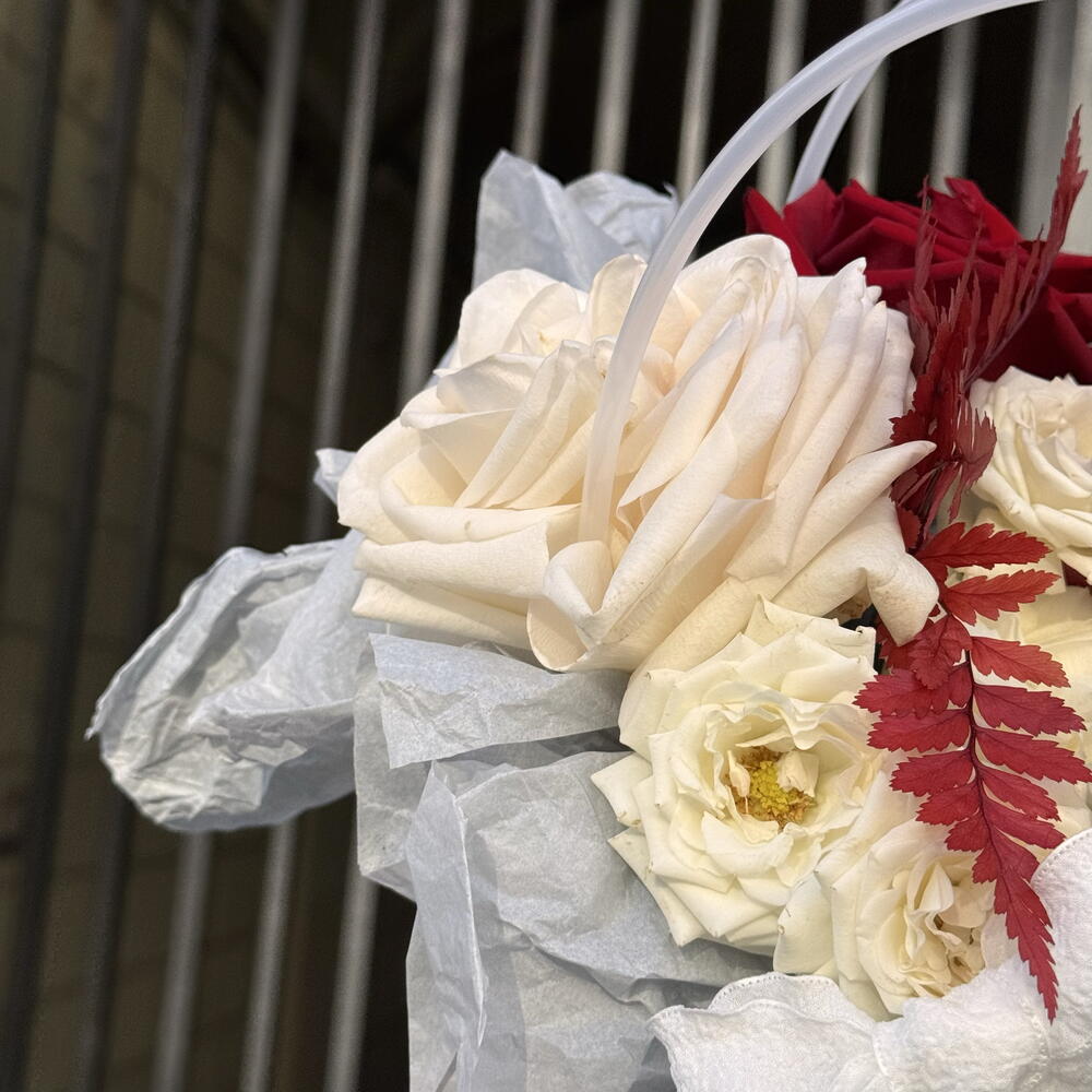 Сумочка «Страстно тебя люблю» с пионовидными розами и папоротниками в красной гамме