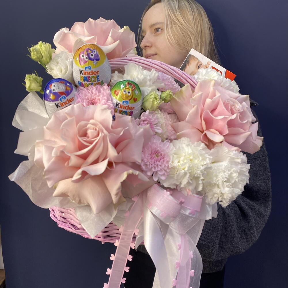 Корзинка «Киндер зефир 🍬» с французской розой, диантусами, хризантемой, эустомы и киндером