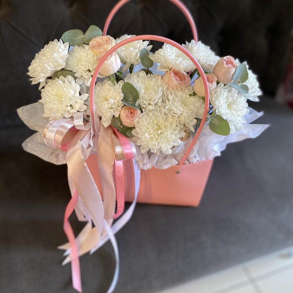 Композиция с кустовыми розами в коробке🥰
