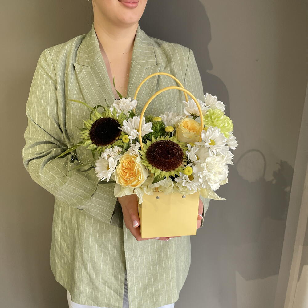 Композиция из подсолнухов, кустовых хризантем, роз и диантусов
