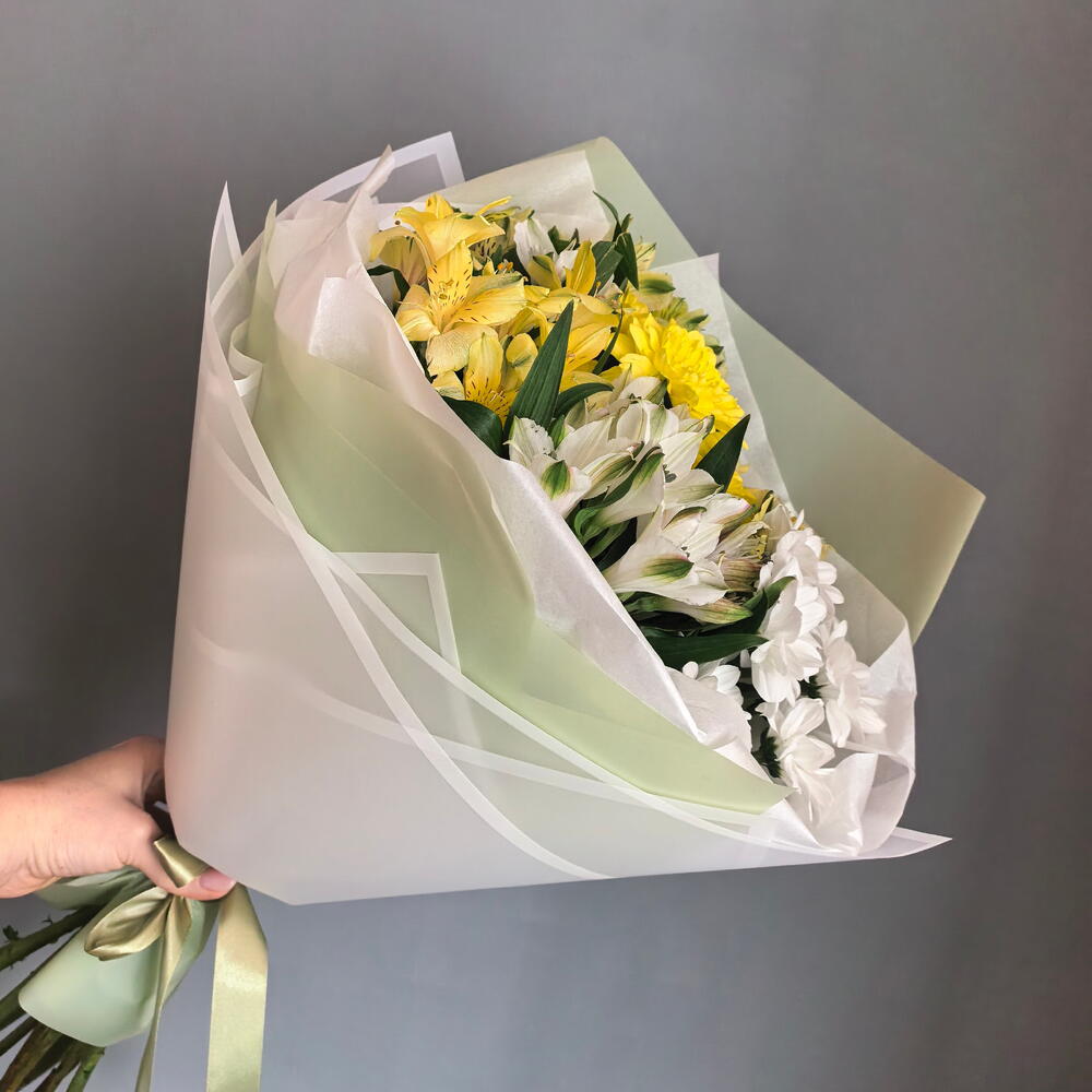 Букет из жёлтых  и белых альстромерий и хризантем 🌸