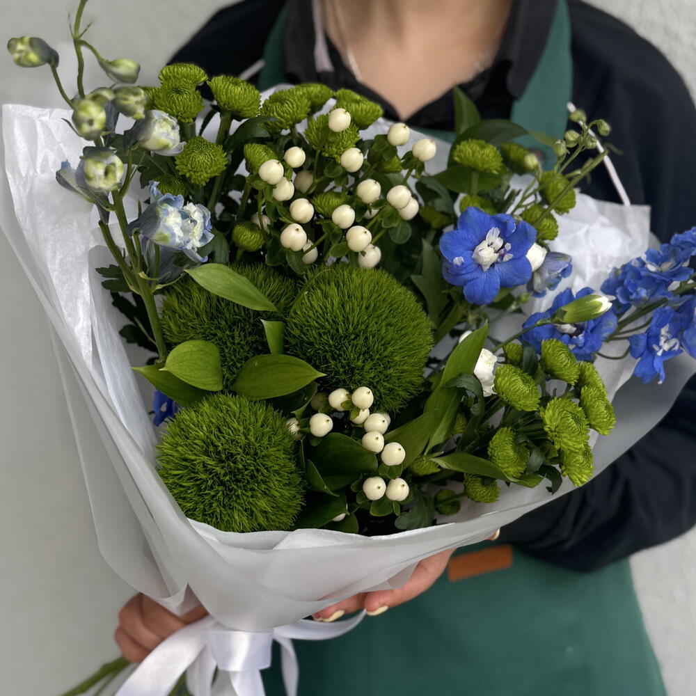Букет с дельфиниумом, диантусами, хризантемой и гиперикумом