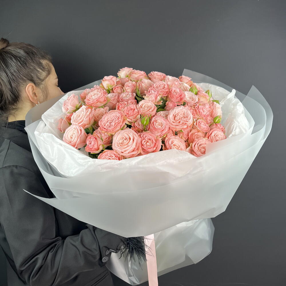 Монобукет из премиальной пионовидной кустовой розы «Мадам Бомбастик» в упаковке,размер XL,25 веток в транспортировочной коробке