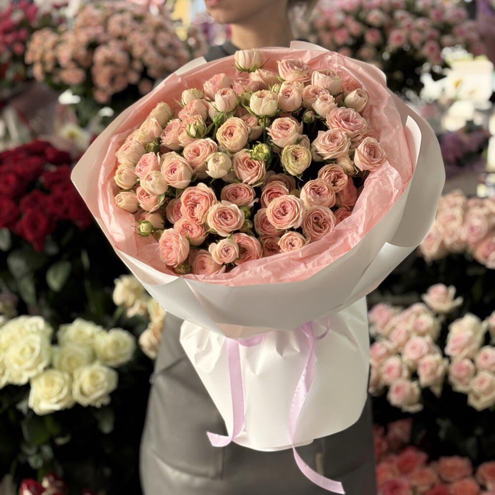 Romance — мега-пышный авторский монобукет из отборных кустовых пионовидных роз