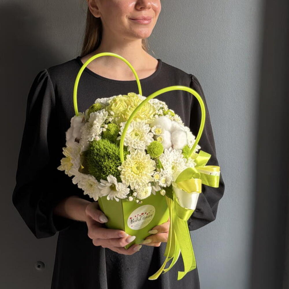Яркая композиция из кустовых хризантем, розы и пушистой гвоздики