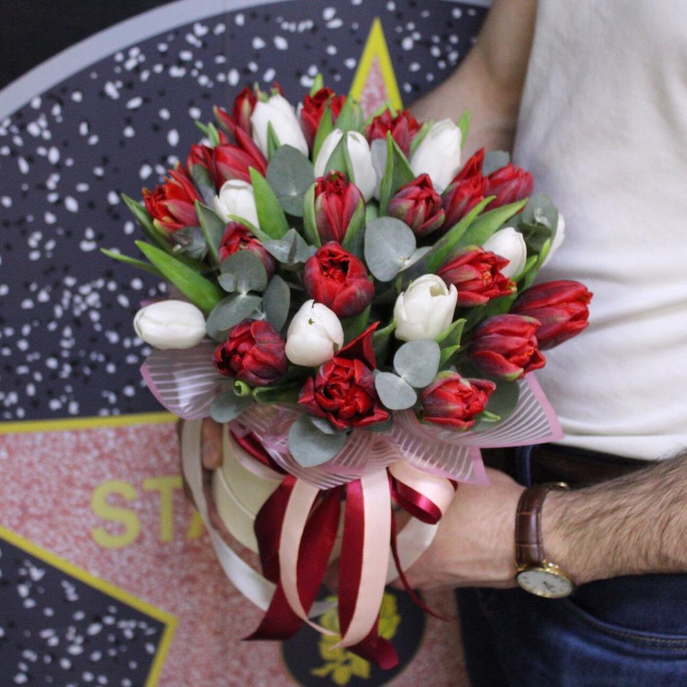 25 tulips in a box