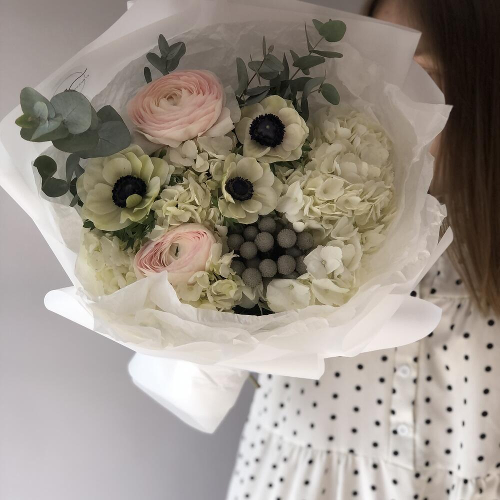 Букет с лютиками и гортензией Искушение (в размере М), Flowers & Gifts