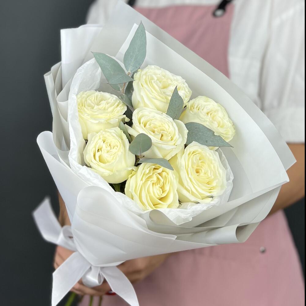 Букет роз. Белые пионовидные Розы 7 шт и Эвкалипт