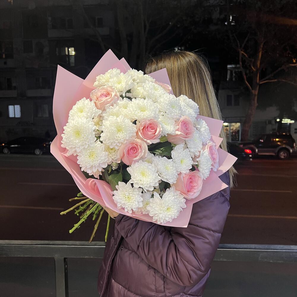 Chrysanthemum mix with roses