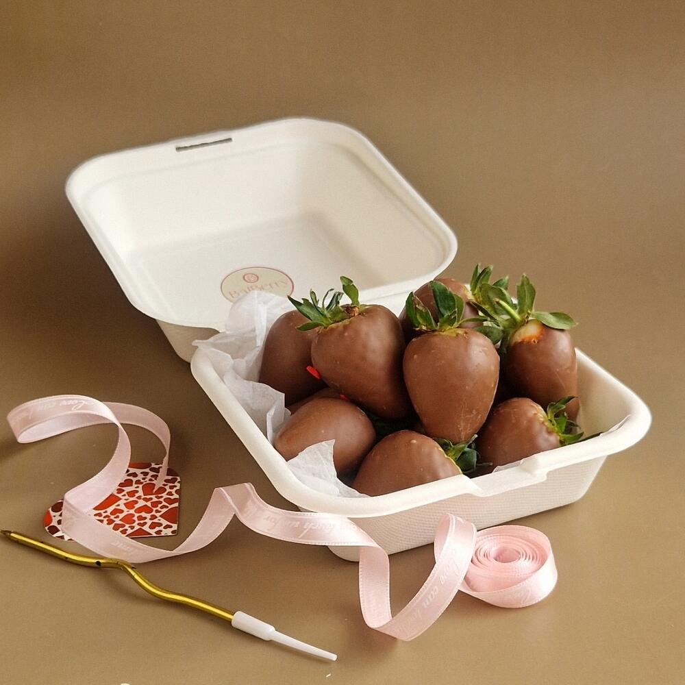 Chocolate-covered strawberries bento