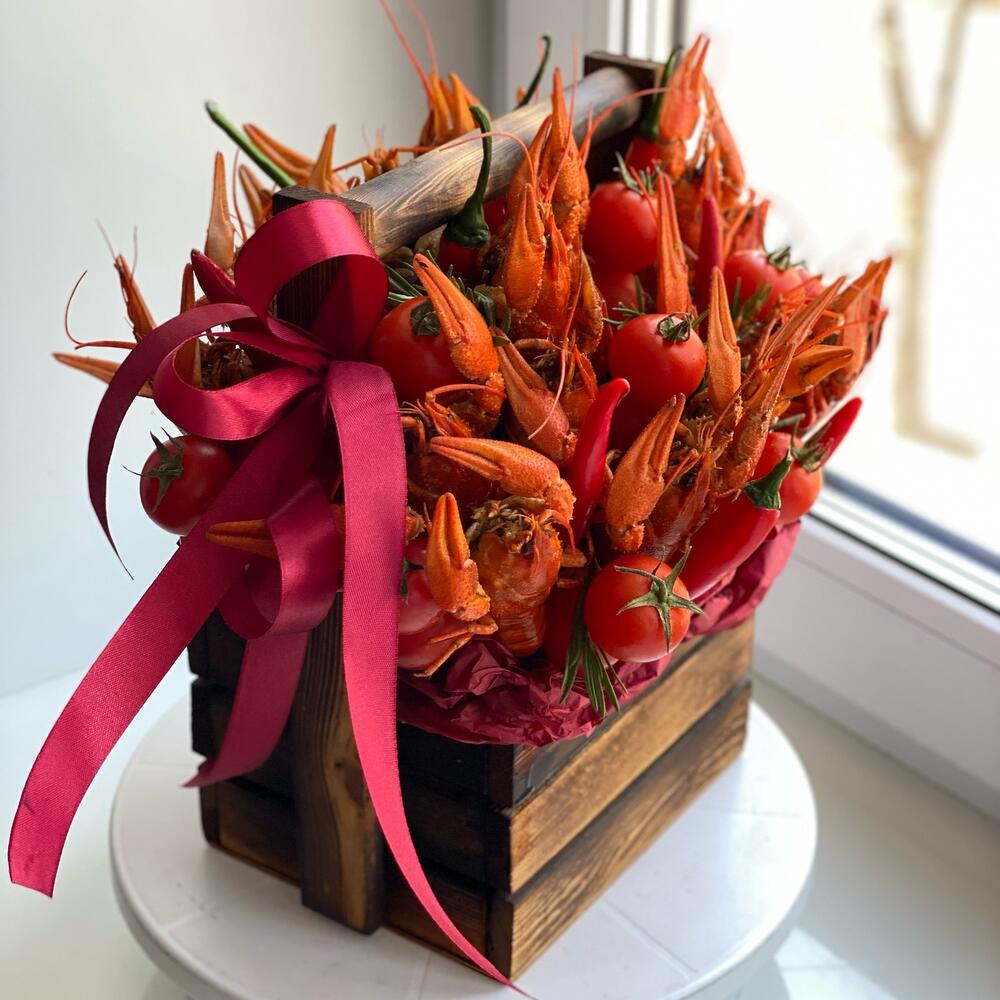 A box with crayfish size M
