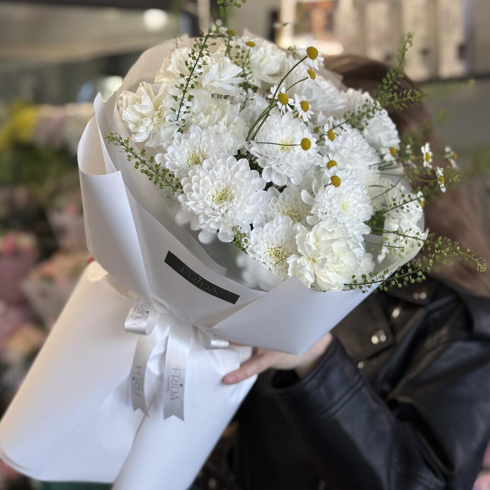 Букет белых хризантем White