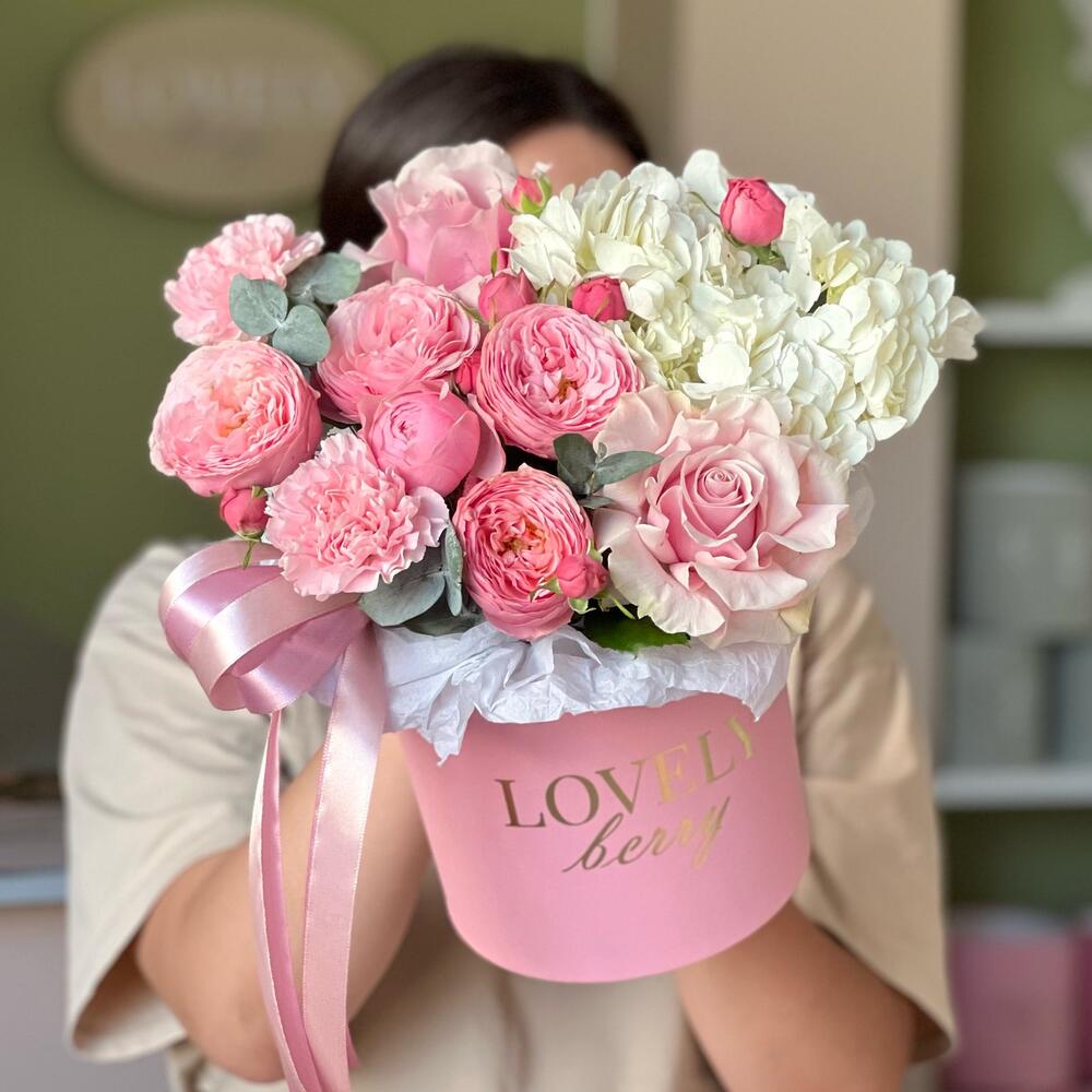 Пион. розы с гортензией в шляпной коробке