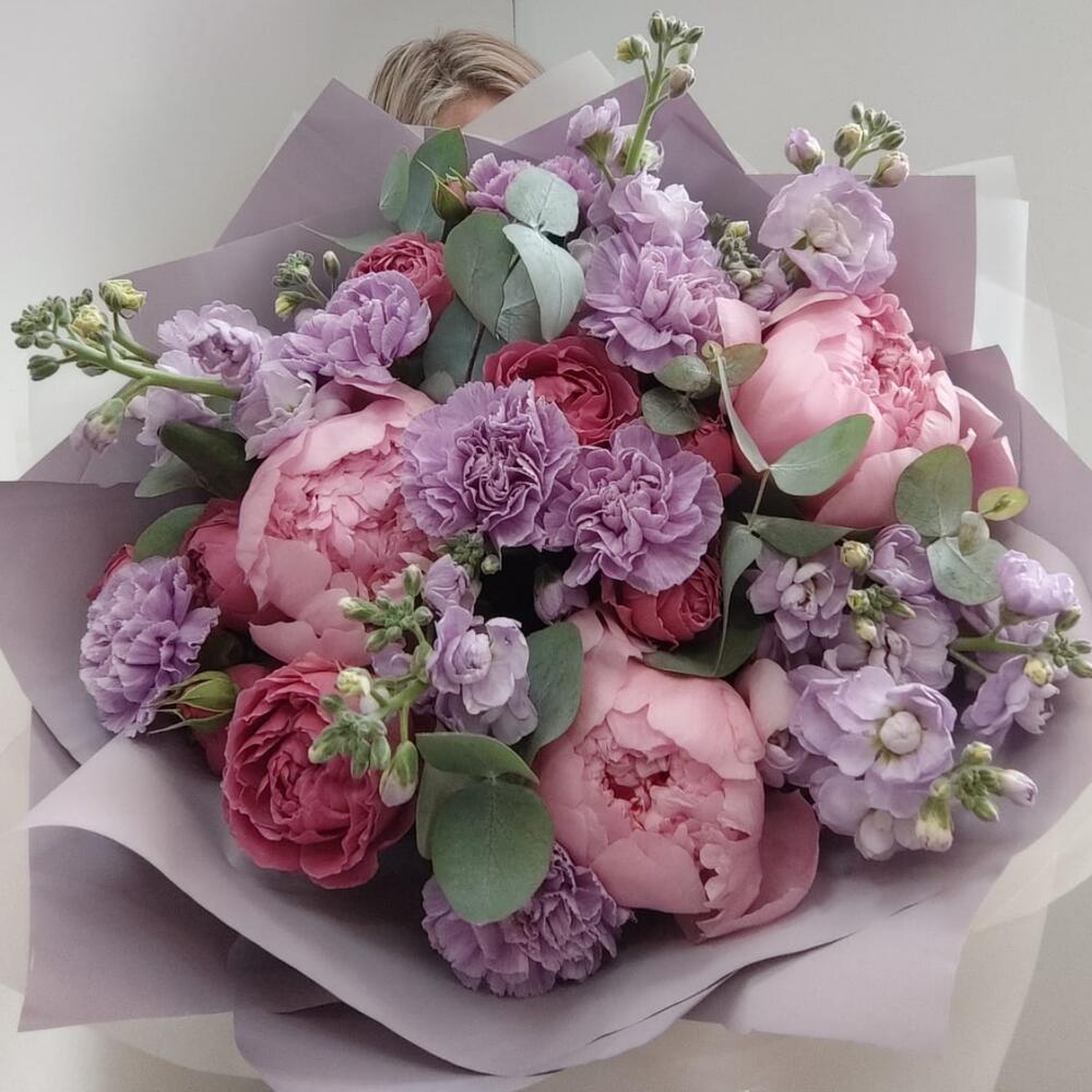 Букет из пионов, маттиолы, диантуса, кустовой пионовидной розы