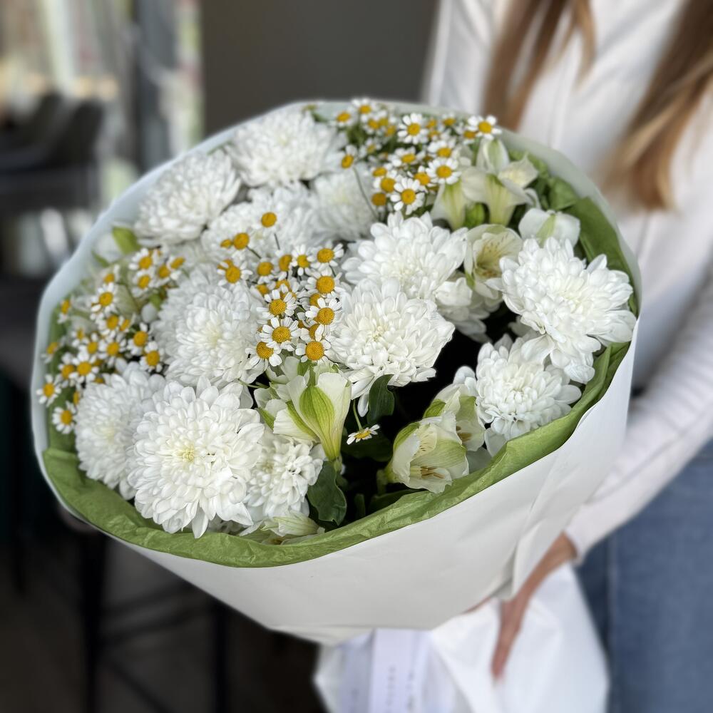 Букет из хризантем и танацетума