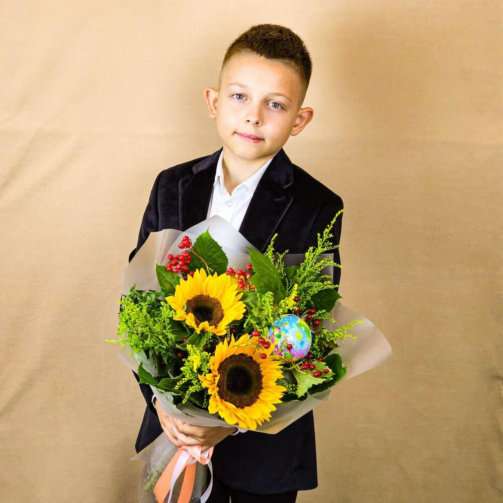 Яркий букет с подсолнухами и ягодами  калины . Школьная коллекция .( 402)
