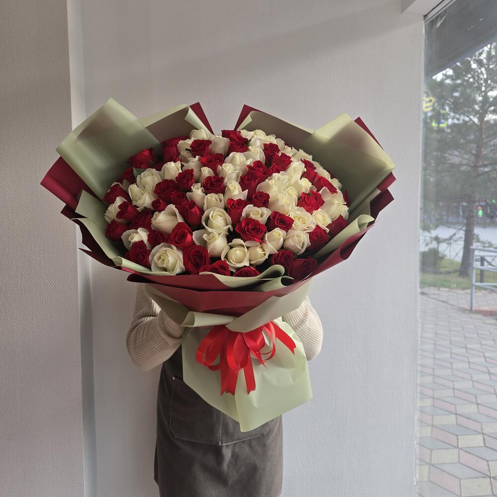 Монобукет из 101 красной и белой розы 🌹