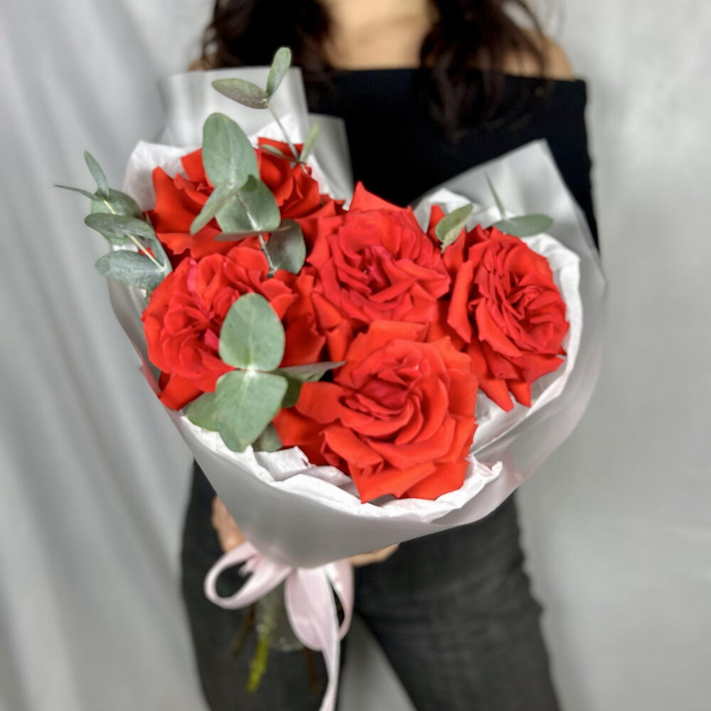 Букет красных роз NINA х5 и эвкалипт ️