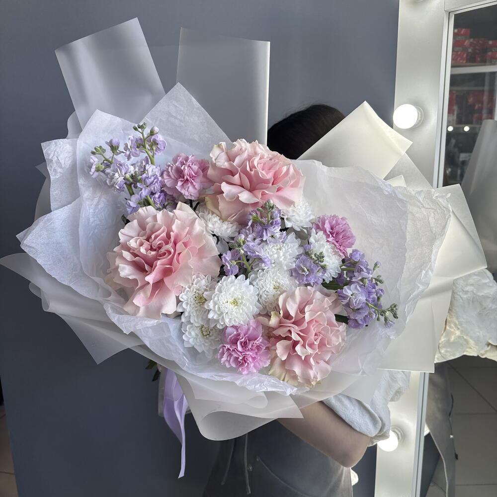 Авторский букет с сиреневой маттиолой💜 и розовой французской розой Пинк Мондиаль🩷