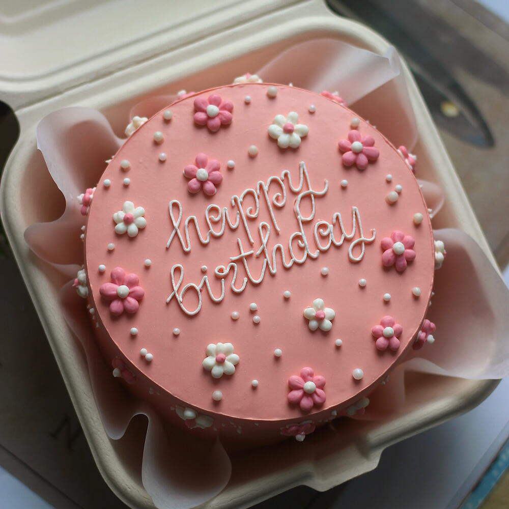 Дофаминовый бенто-торт для именинницы Happy birthday с цветочками