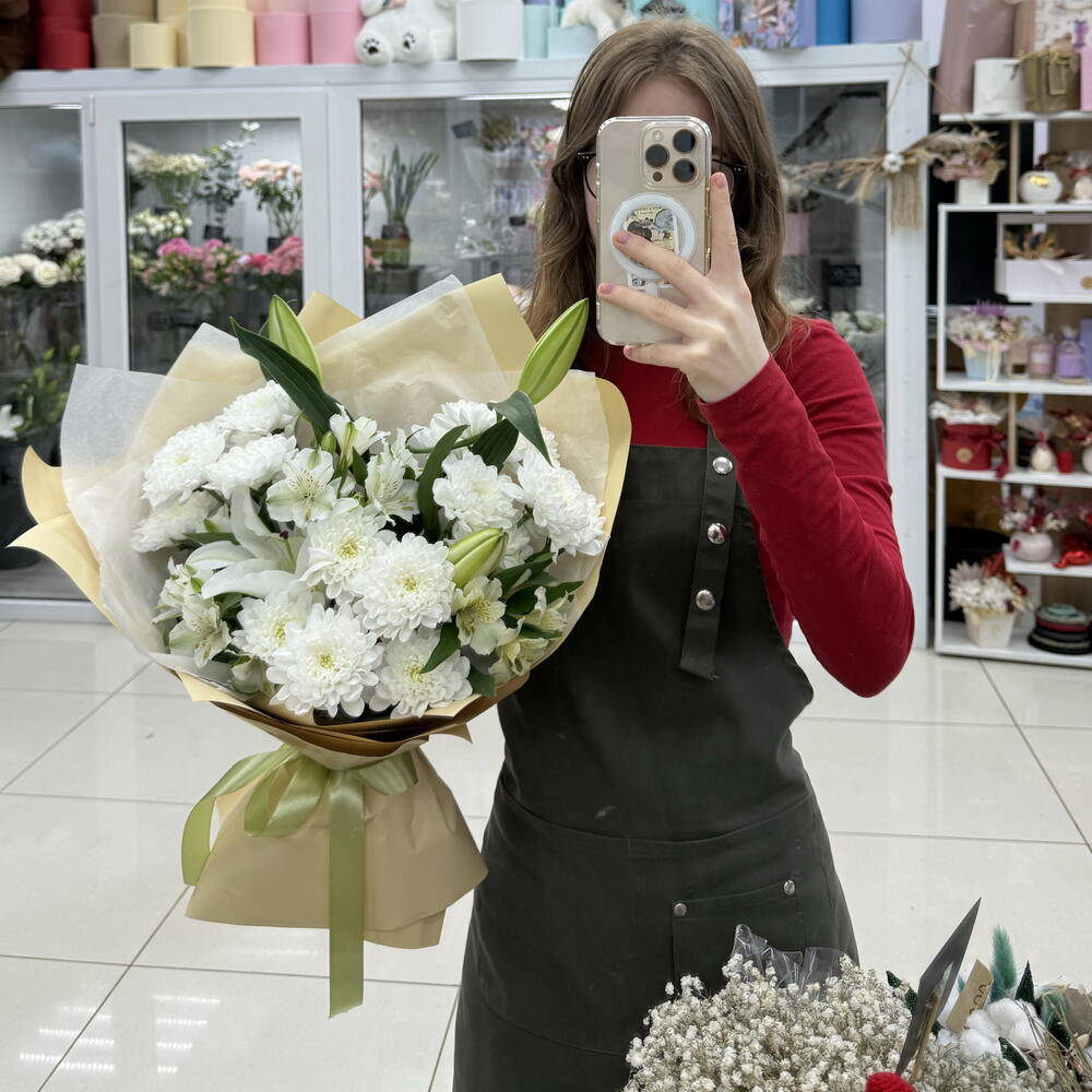 Букетик с белой лилией
